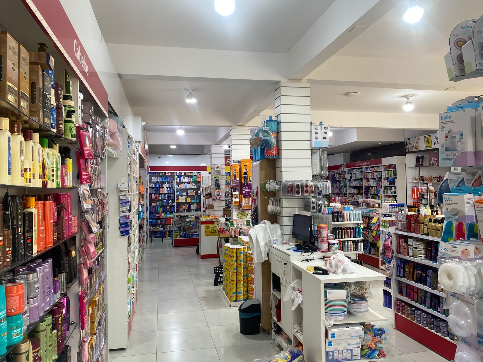 Corredor interno com produtos de beleza e saúde